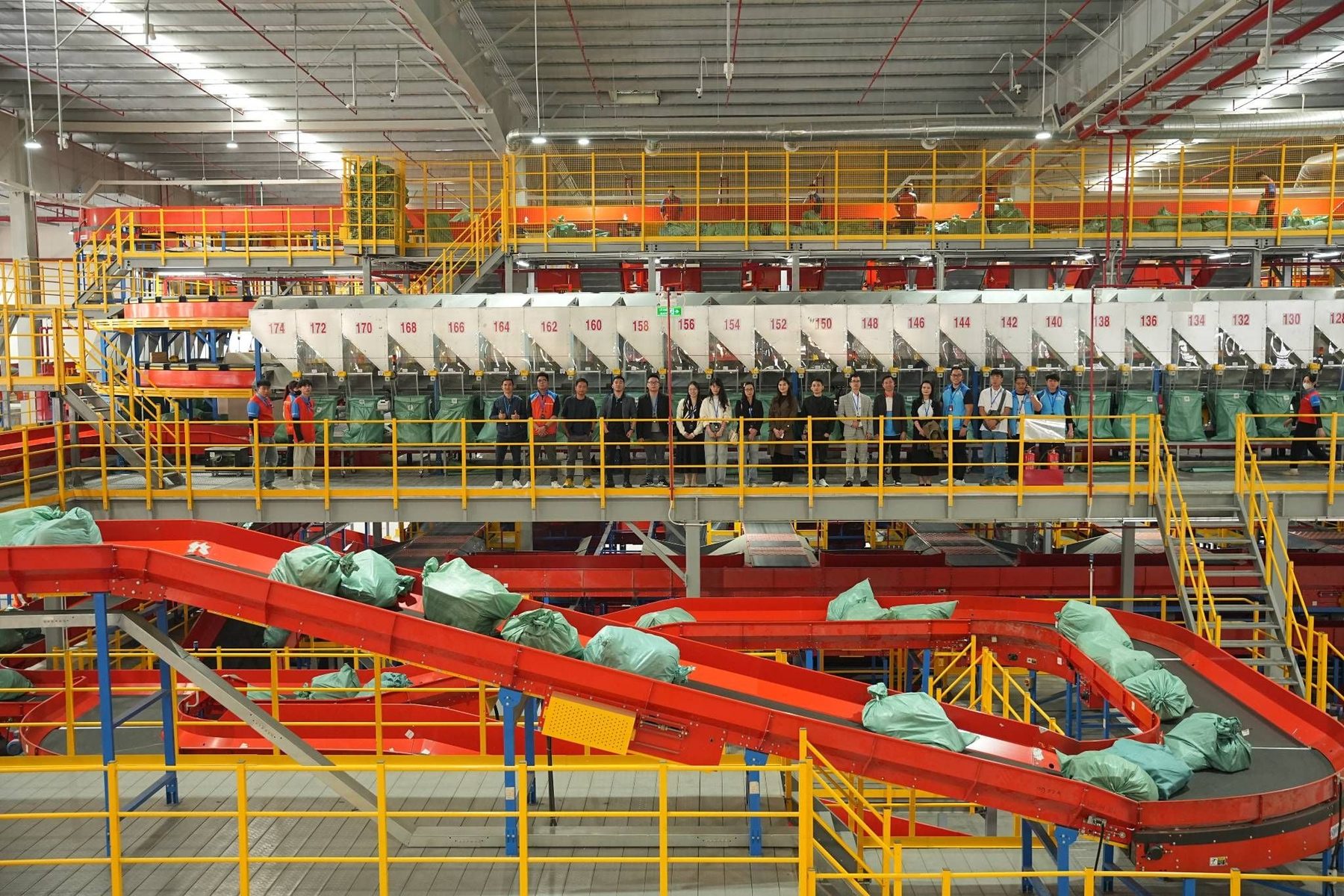 GHN conveyor and parcel sorting system at the Hưng Yên Transshipment Center