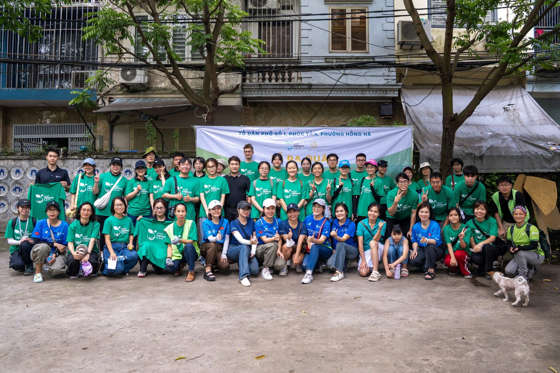 Keep Vietnam Clean volunteers gathered at Phúc Tân Forest Park in Hanoi